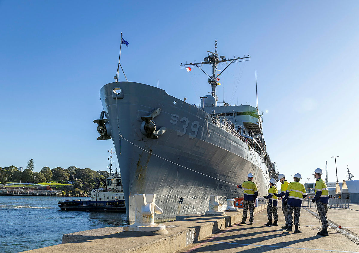 U.S. Navy submarine tender arrives in Sydney